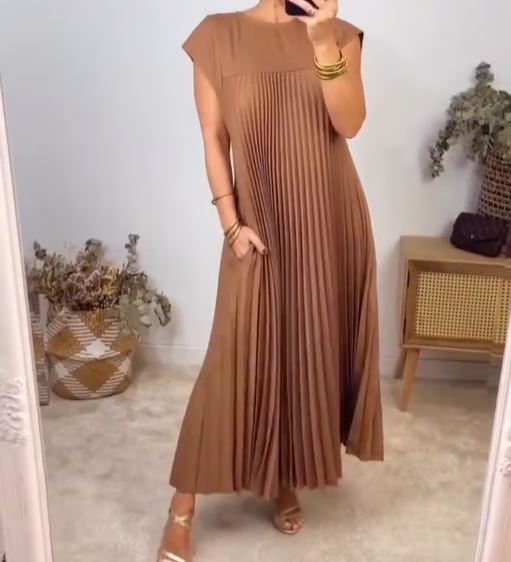 Sophia | Elegantne lõigatud plisseeritud maxi kleit